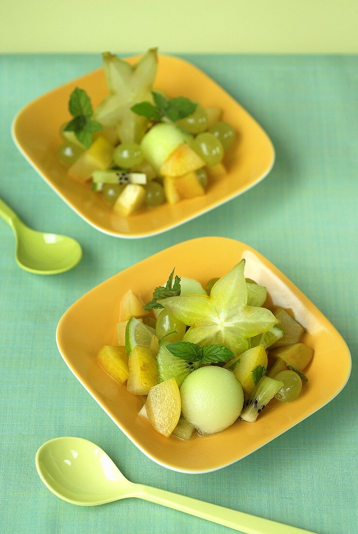 Fruchtsalat mit Melonen, Trauben, Kiwis und Karambolen