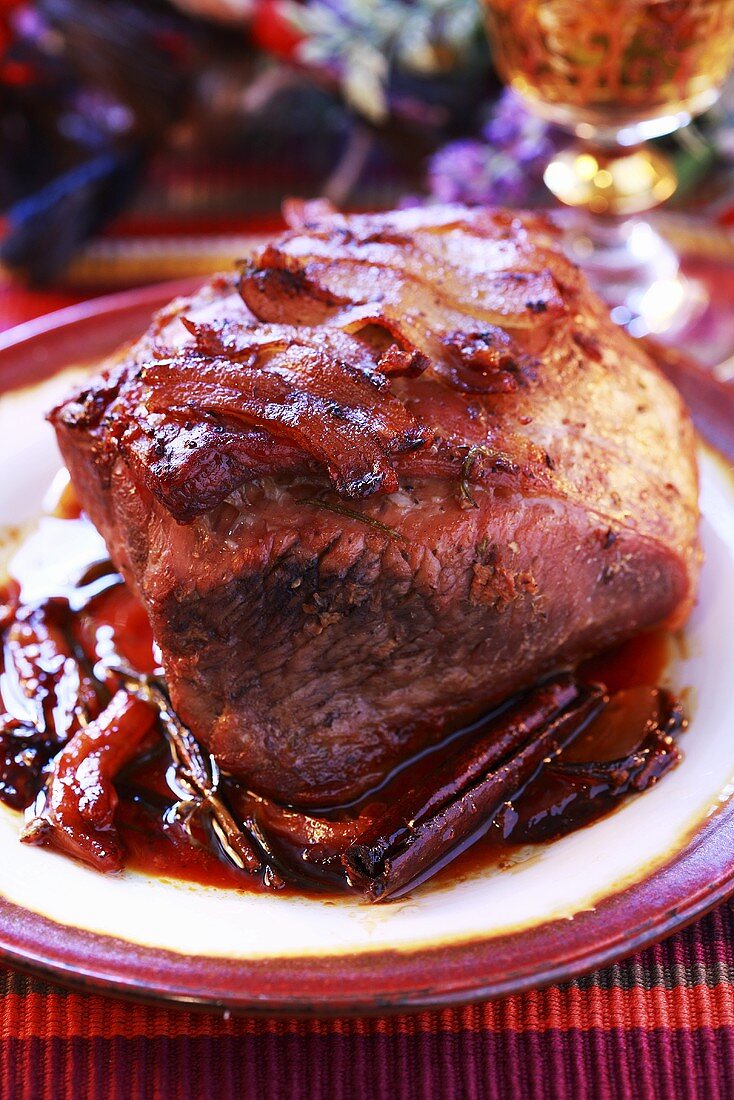 Rinderbraten mit Zimtstangen