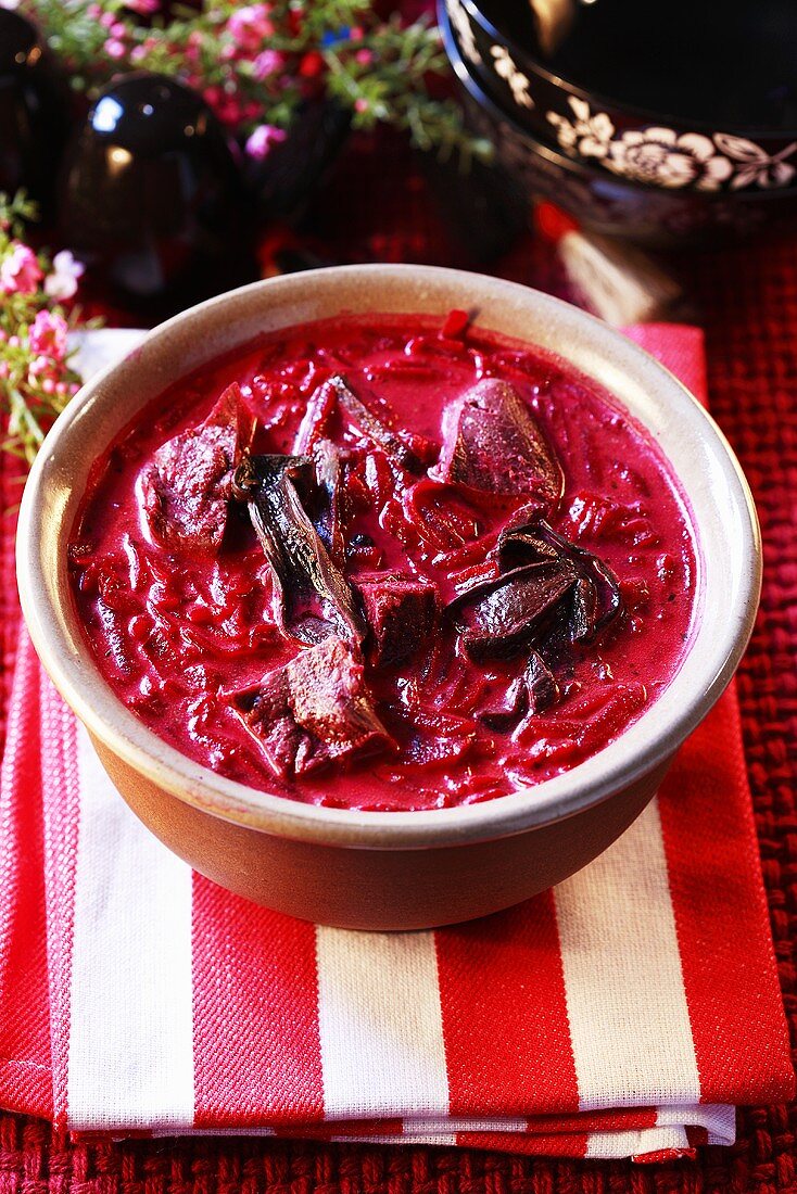 Rote-Bete-Suppe auf gestreiftem Tuch