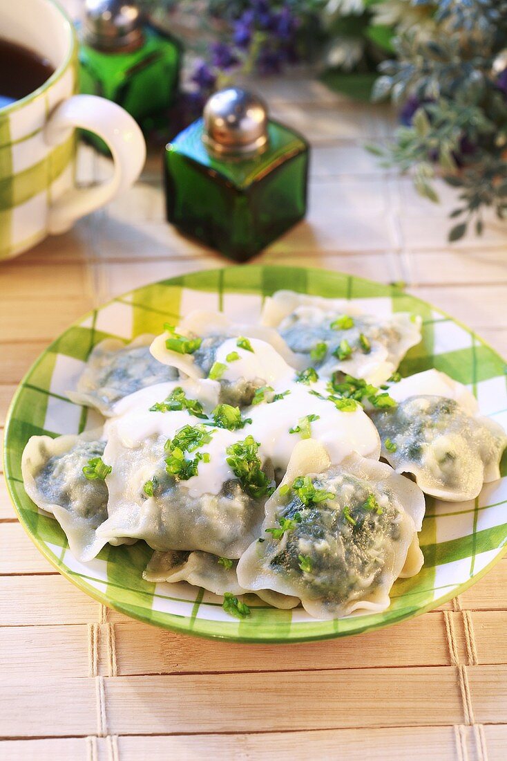 Ravioli with spinach filling and cheese sauce