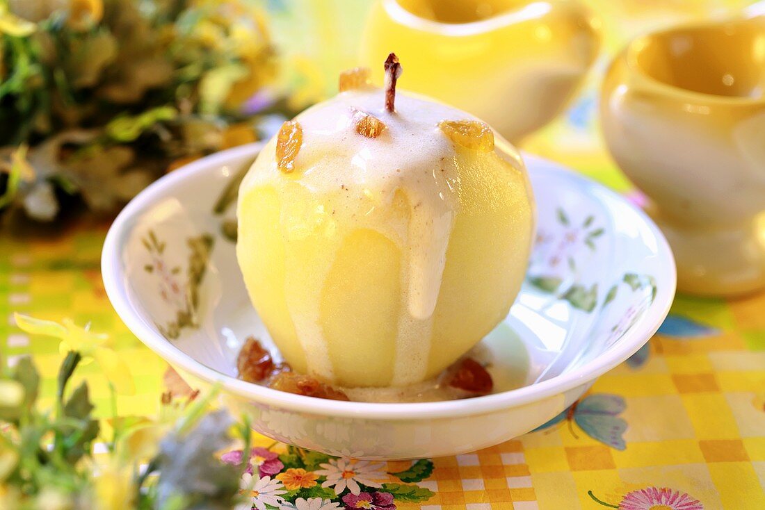 Pochierter Apfel mit Vanillesauce zu Ostern