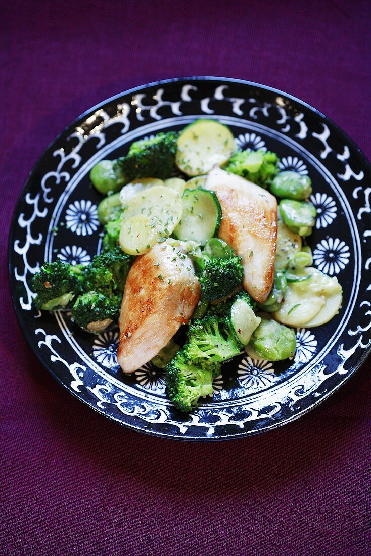 Chicken breast with courgettes, broccoli and potatoes