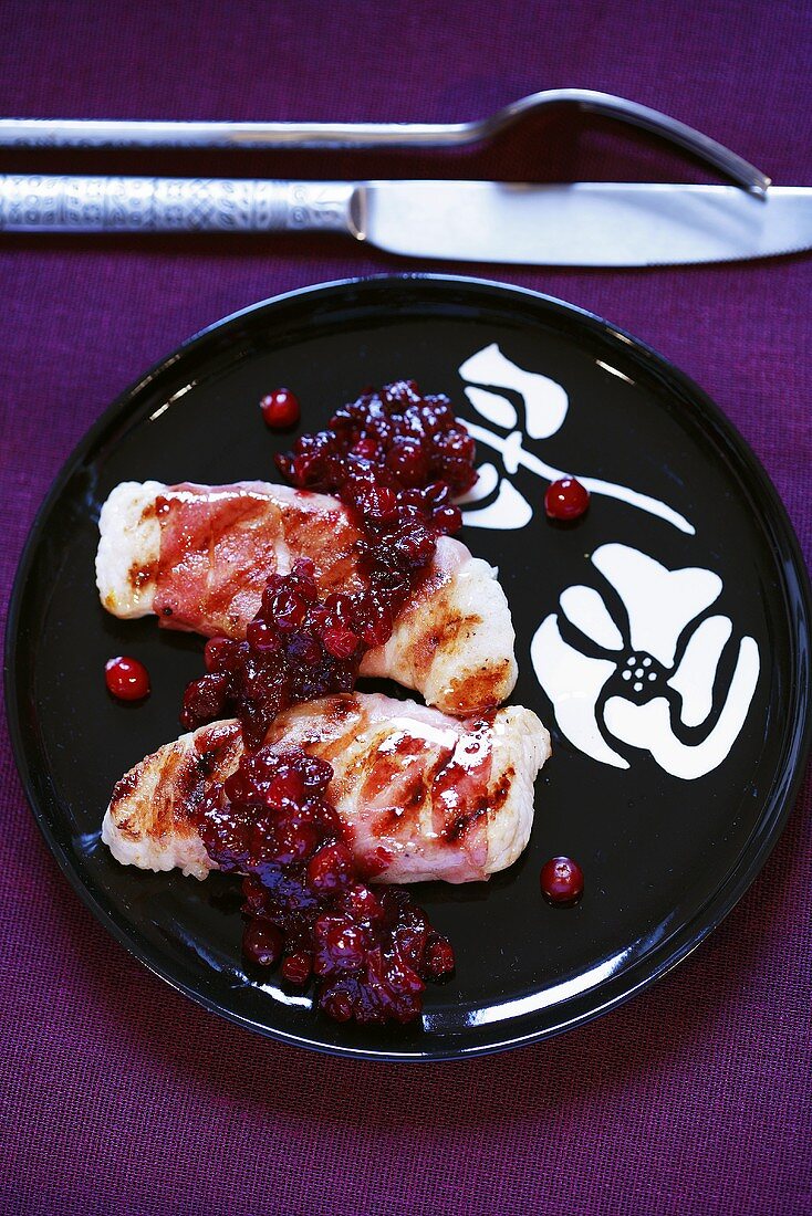 Grilled turkey escalopes with cranberry sauce