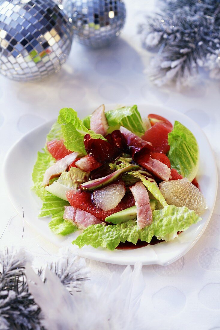 Salad leaves with eel and grapefruit (Christmas)