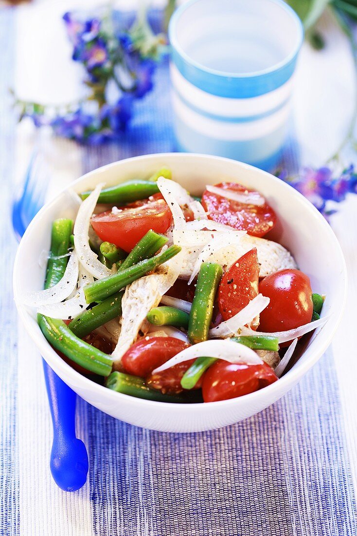 Bohnensalat mit Zwiebeln und Tomaten