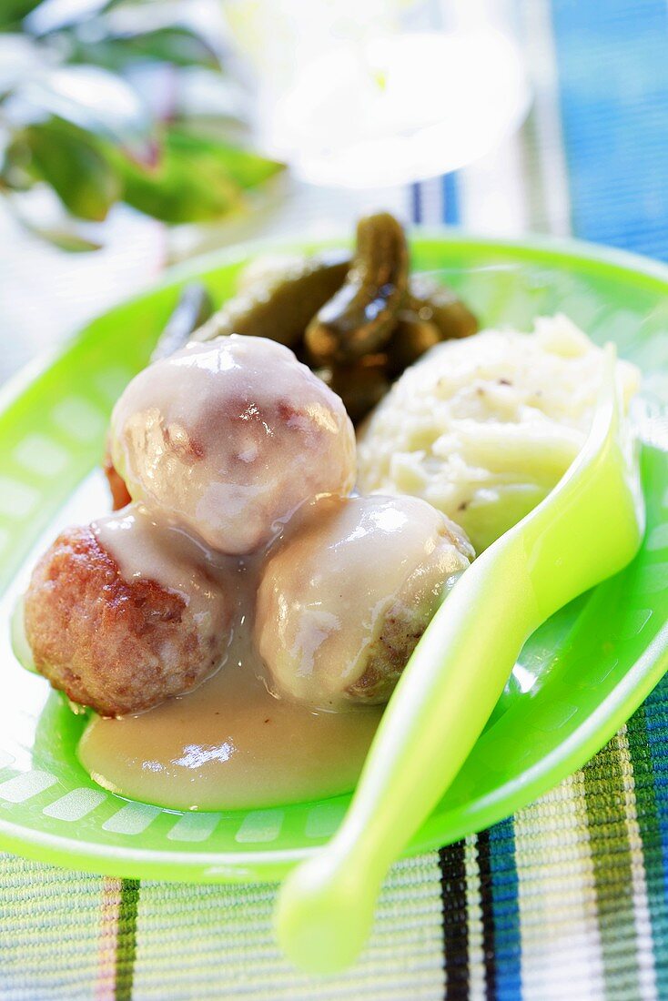 Hackbällchen mit Sauce und Püree