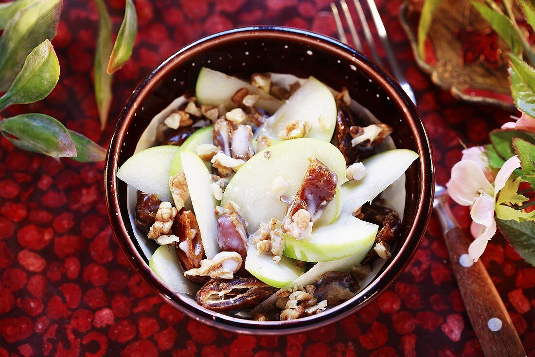 Dattelsalat mit Äpfeln und Nüssen