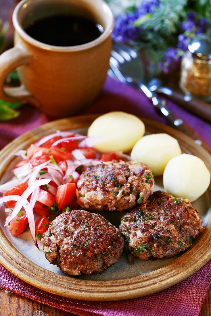 Frikadellen mit Tomatensalat und Pellkartoffeln