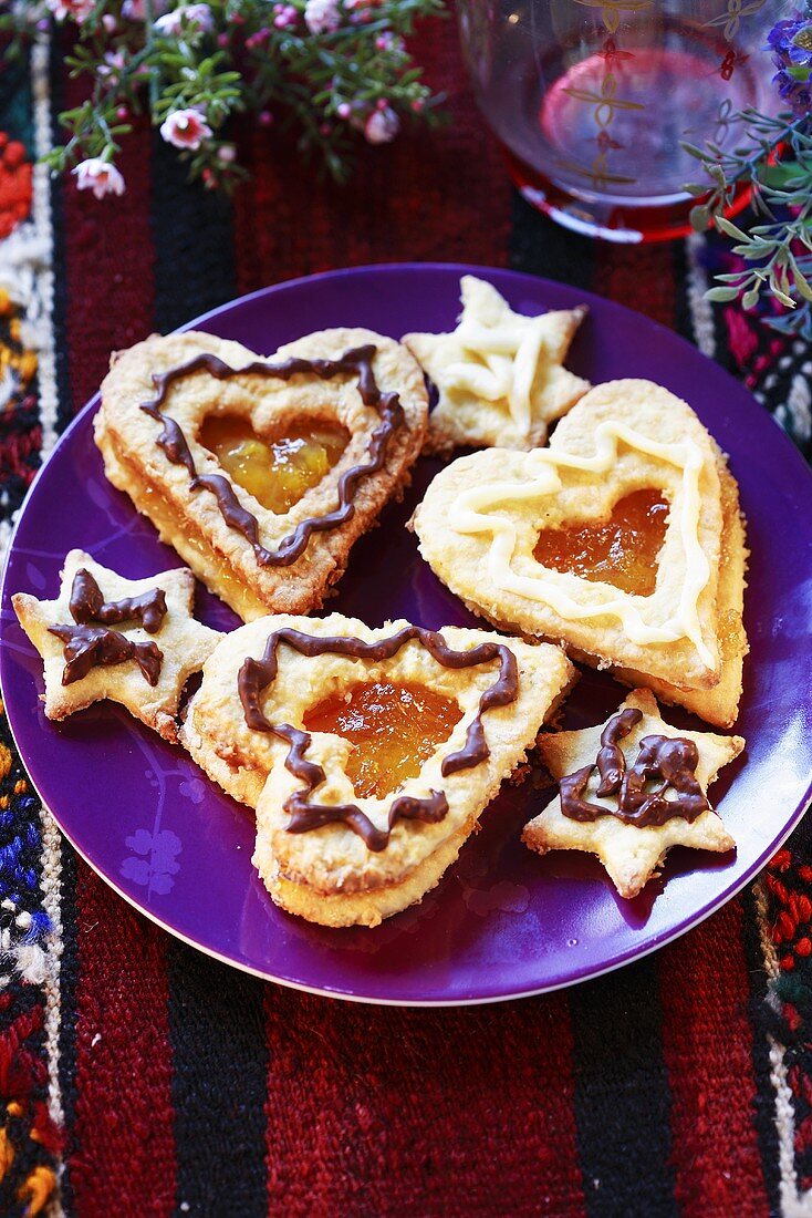 Marmeladenplätzchen und Sternplätzchen auf Teller