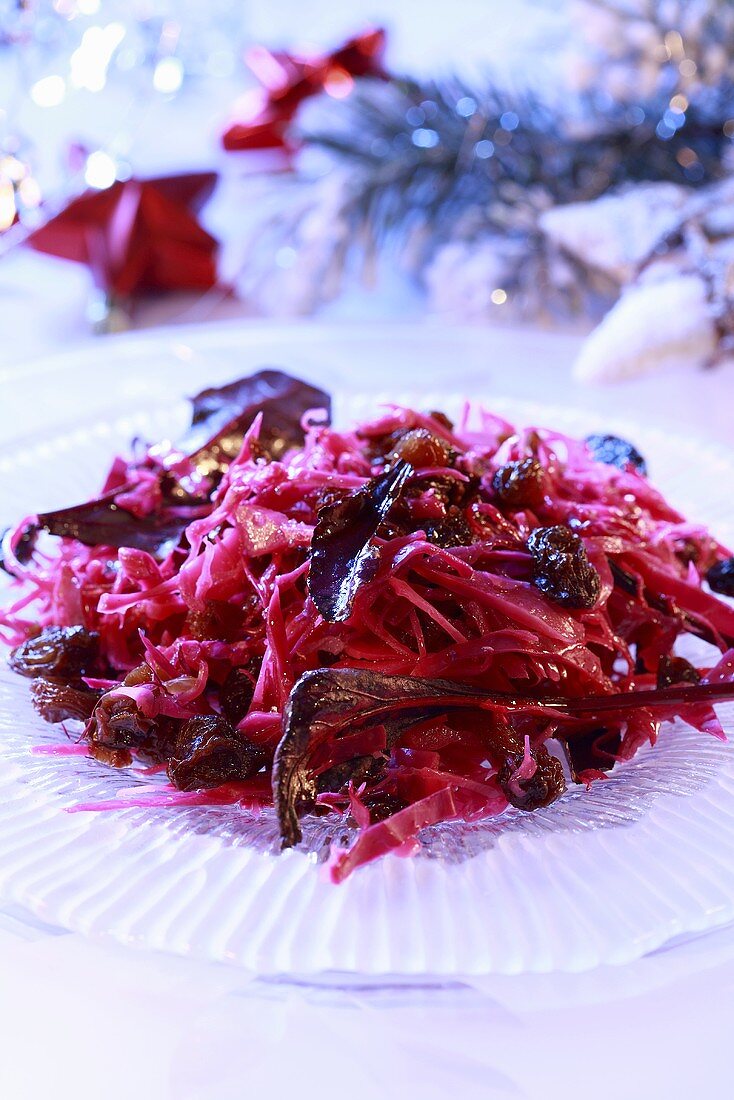 Red cabbage salad with raisins