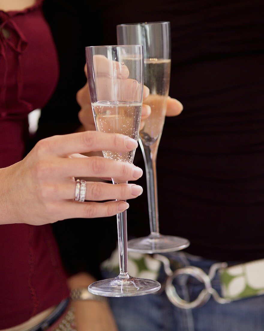 Hands holding champagne flutes