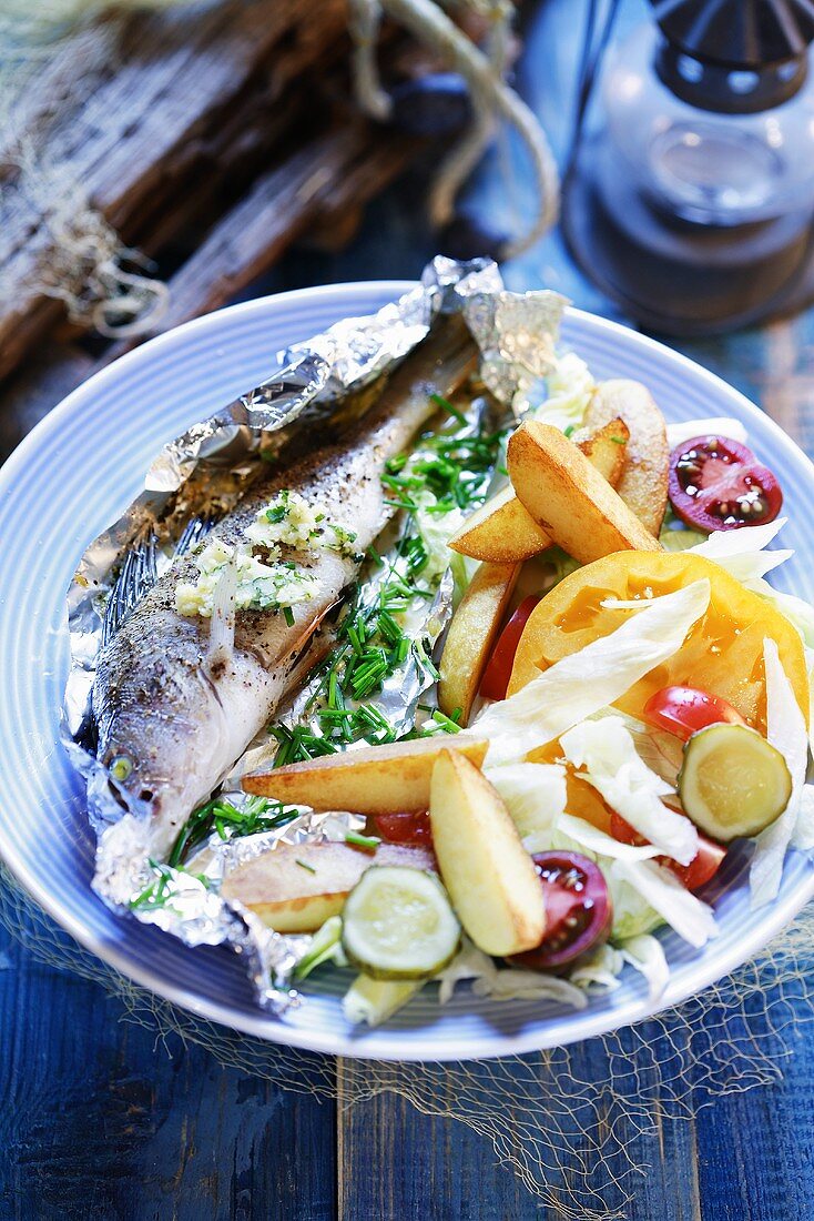 Renke, in Folie gegart, mit Gemüse und Pommes frites