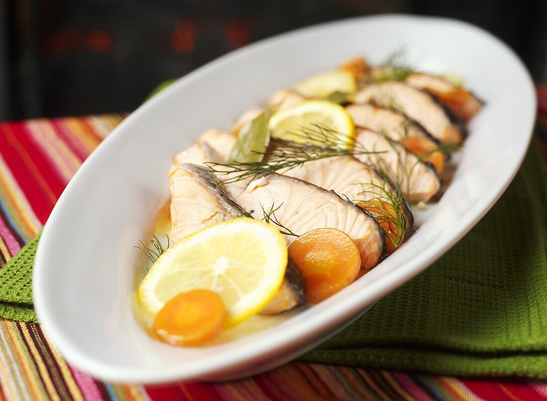 Pochierte Lachsfilets mit Möhren, Zitronen und Dill