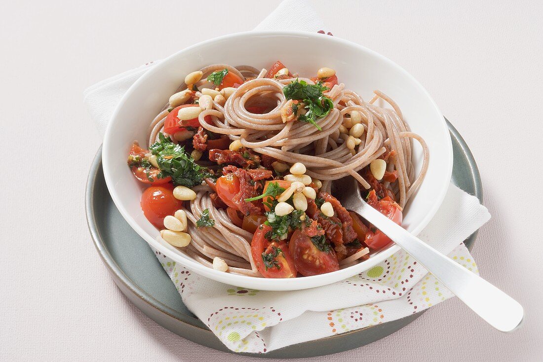 Spelt pasta with spicy tomato salsa