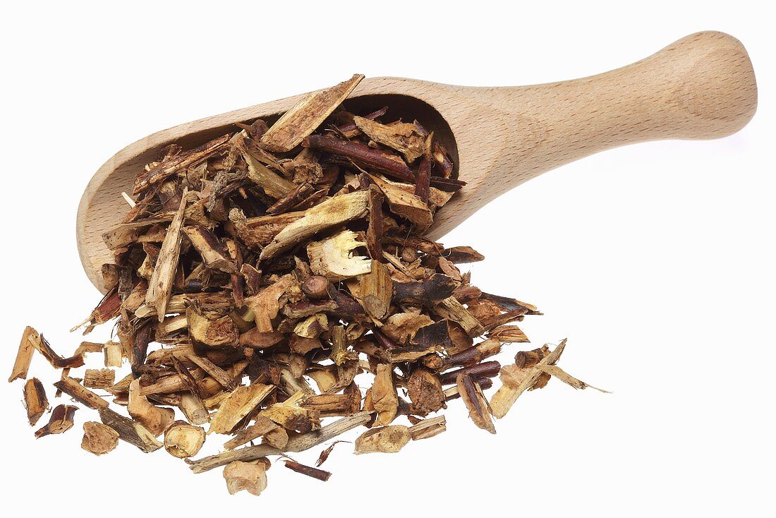 Dried Eupatorium fortunei (Pei lan) with a wooden scoop