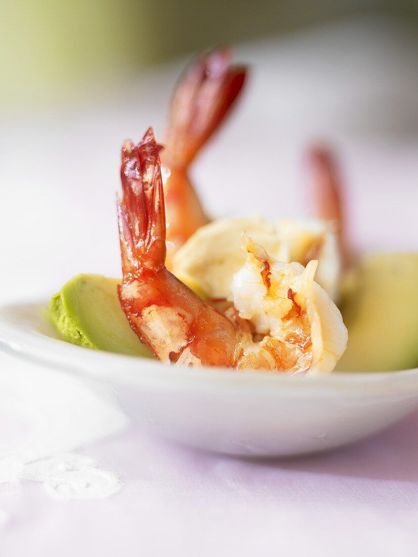 Fried prawns with avocado