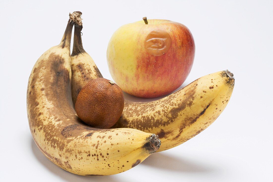 Faules Obst (Bananen, Apfel, Clementine)