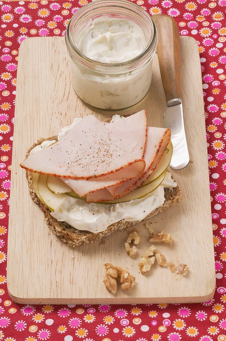 Brot mit Birnen-Walnuss-Frischkäse und Putenbrust