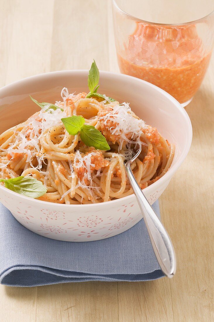 Spaghetti al pesto di peperone (Nudeln mit Paprikapesto)