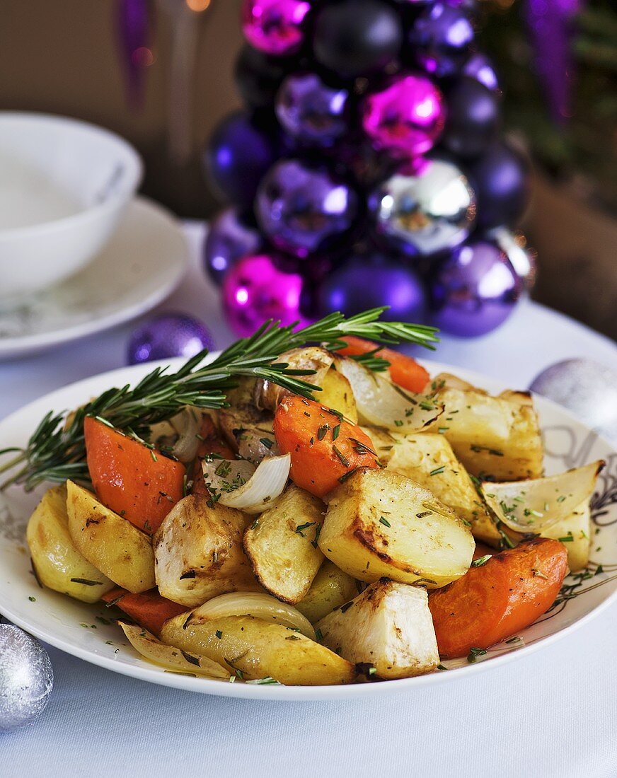 Gebratenes Wurzelgemüse mit Rosmarin zu Weihnachten