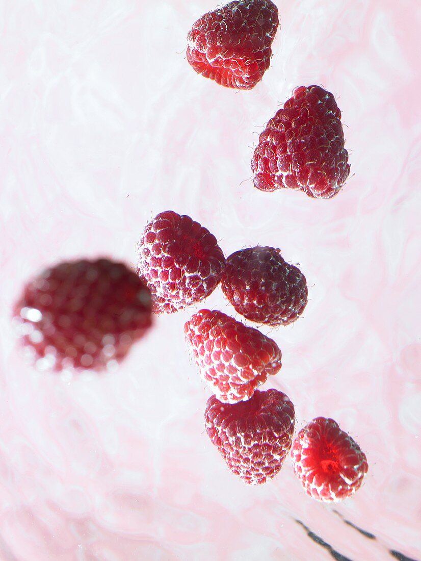 Himbeeren im Wasser