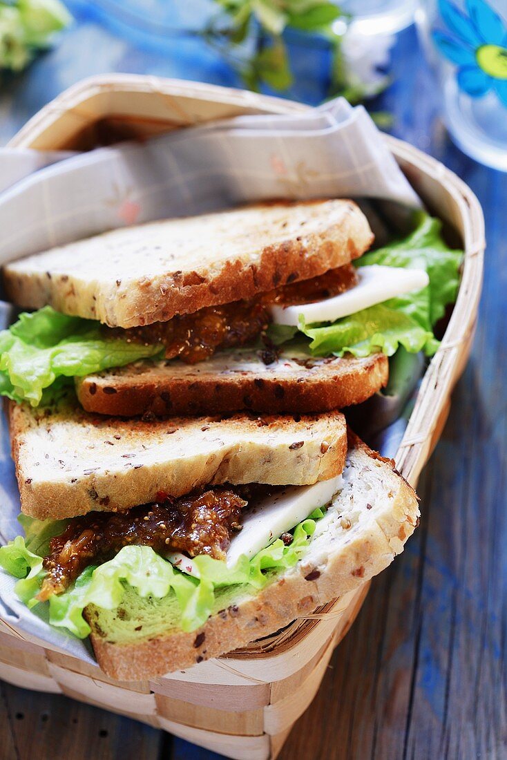 Toastsandwiches mit Ziegenkäse und Chutney