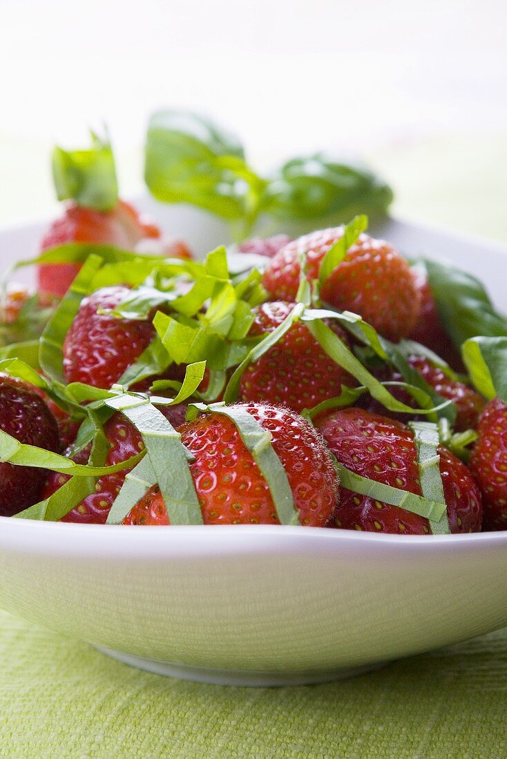 Erdbeeren mit Basilikum