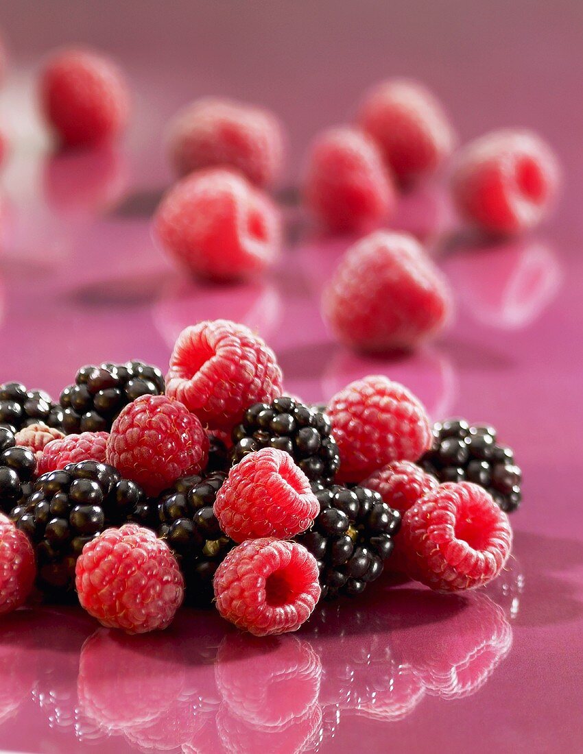 Frische Himbeeren und Brombeeren