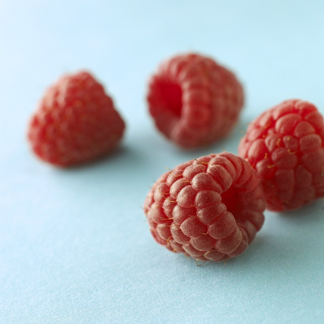 Vier Himbeeren (Nahaufnahme)