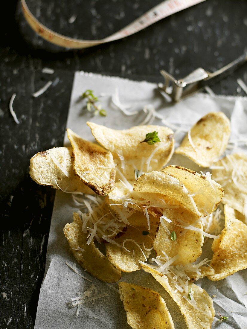 Potato crisps with Asiago cheese and thyme