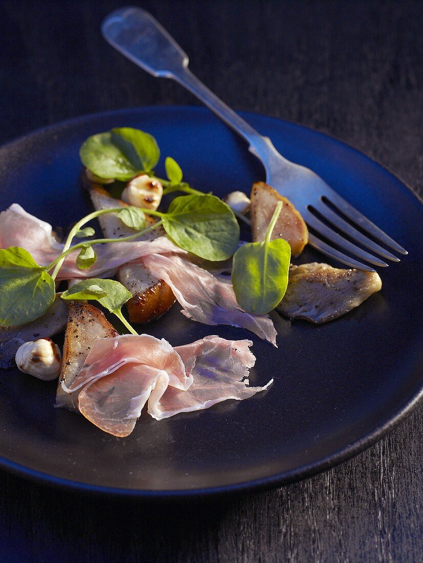 Salat von gegrillten Birnen mit Schinken