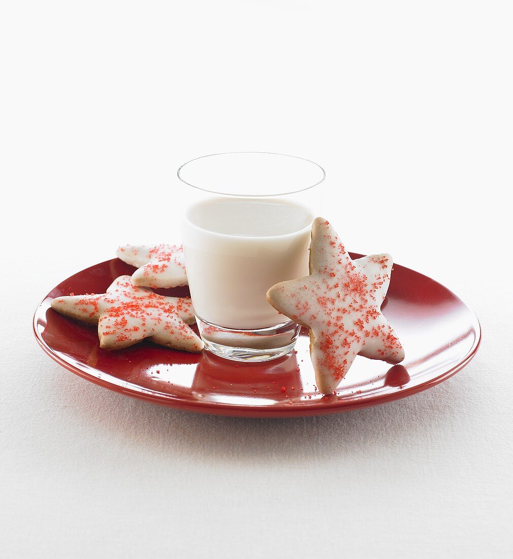 Kekse in Sternform mit Glas Milch