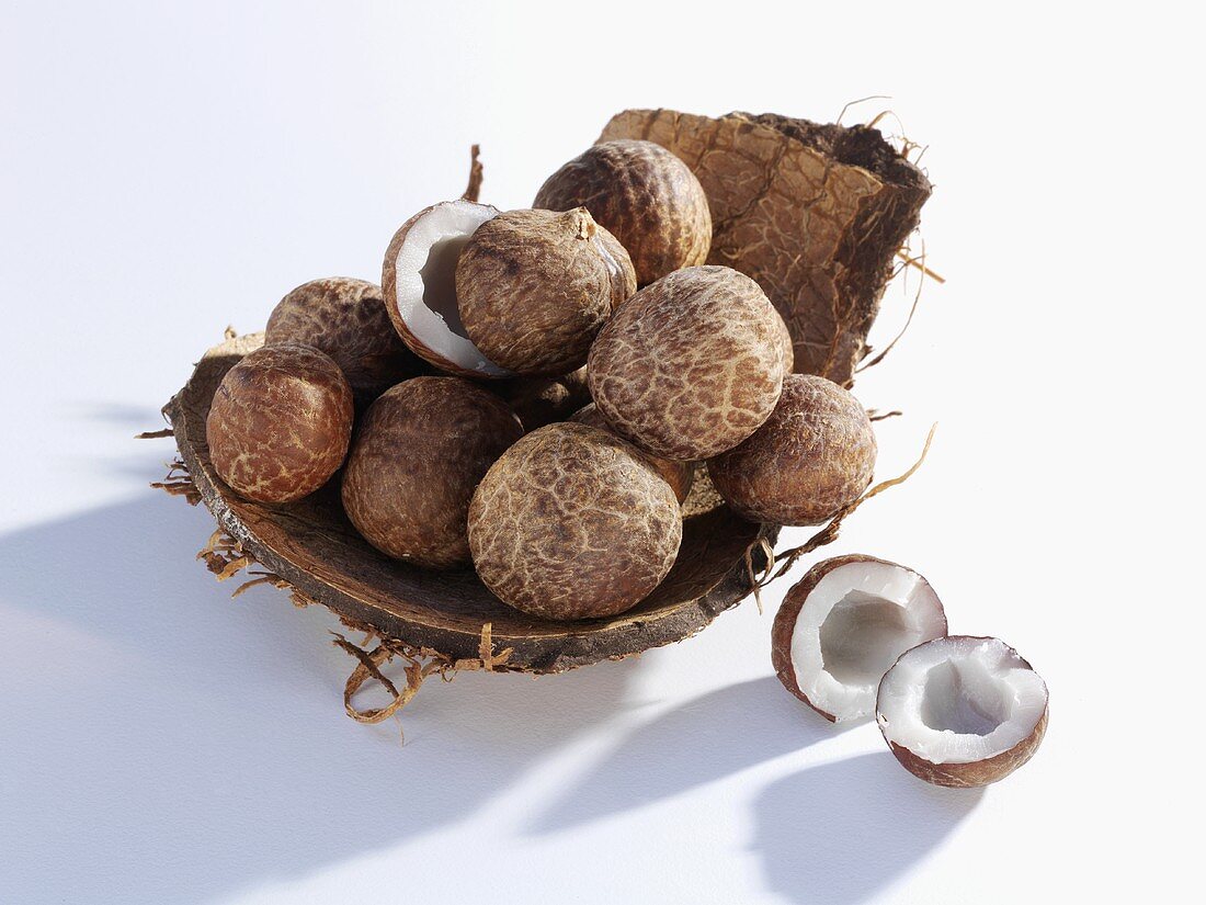Mini-Kokosnüsse, ganz und halbiert