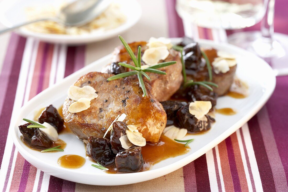 Schweinefilet mit Pflaumensauce und Mandelblättchen