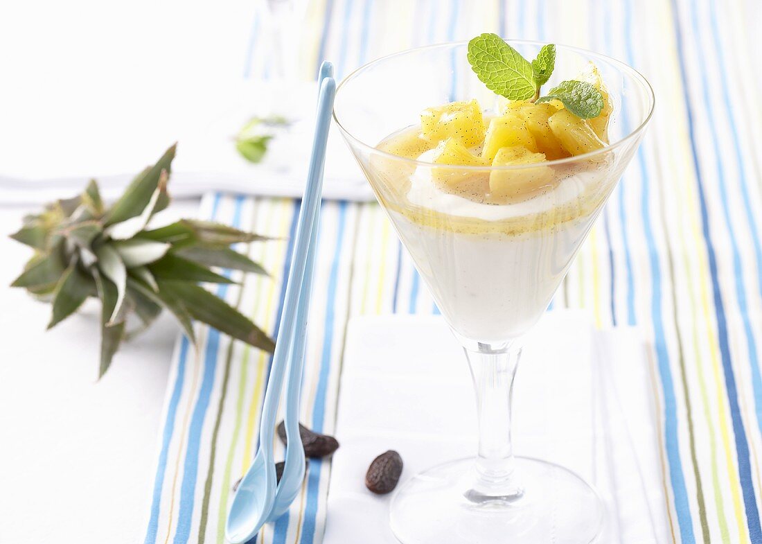 Tonkabohnenpudding mit Ananas