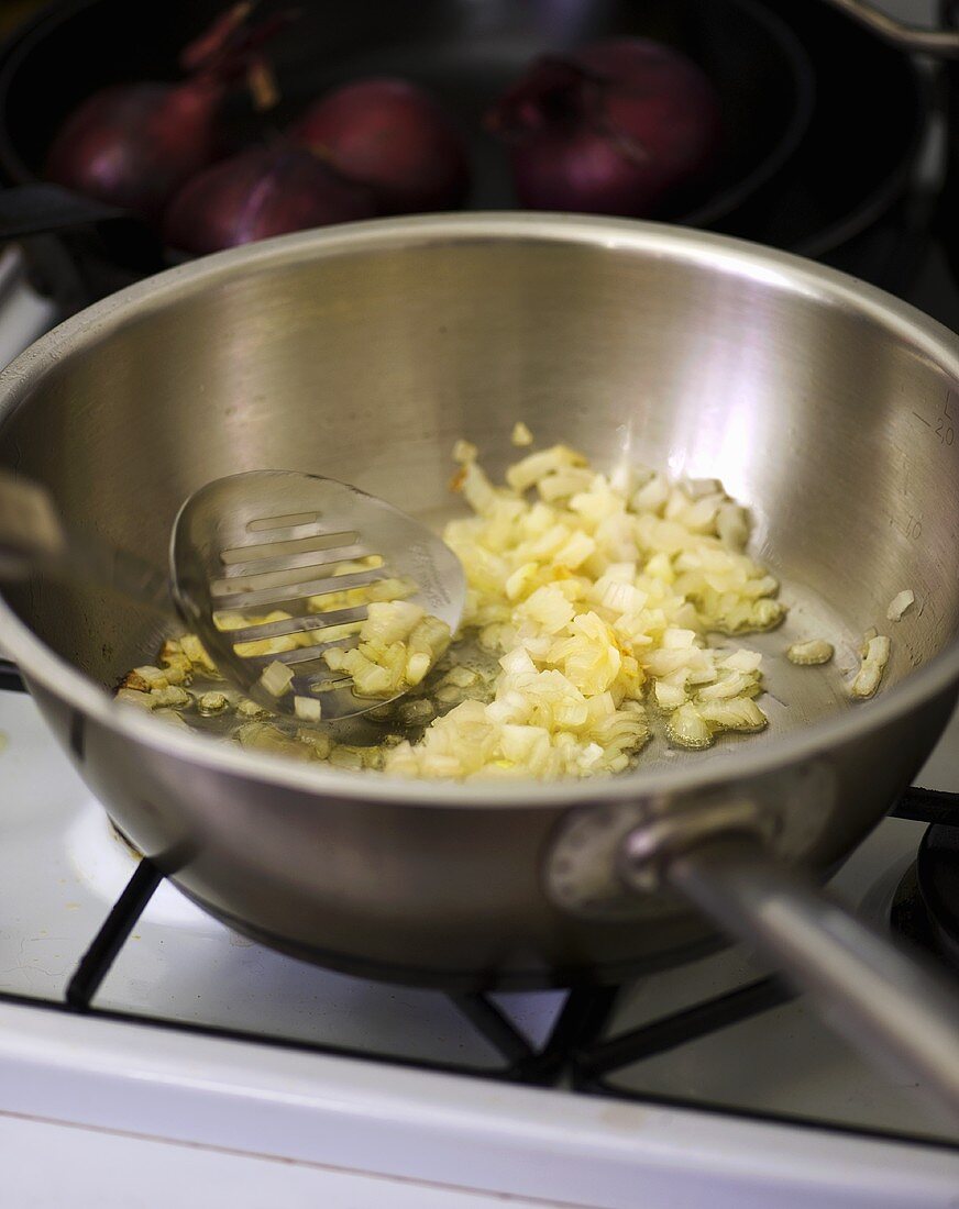 Zwiebel anbraten für Zitronen-Pilawreis