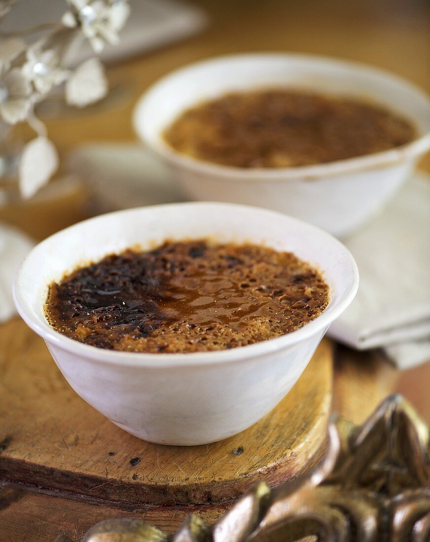 Caramelised rice pudding in bowls