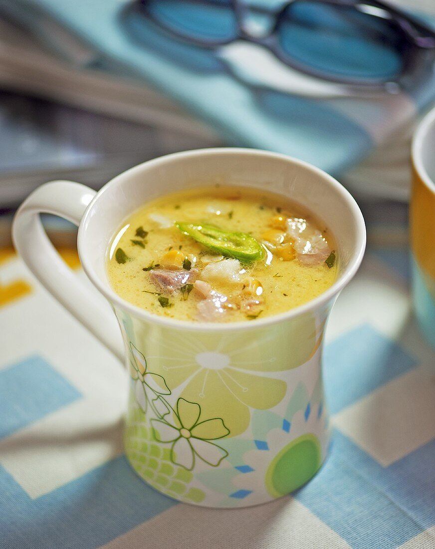 Maissuppe mit Hähnchenfleisch und Chili