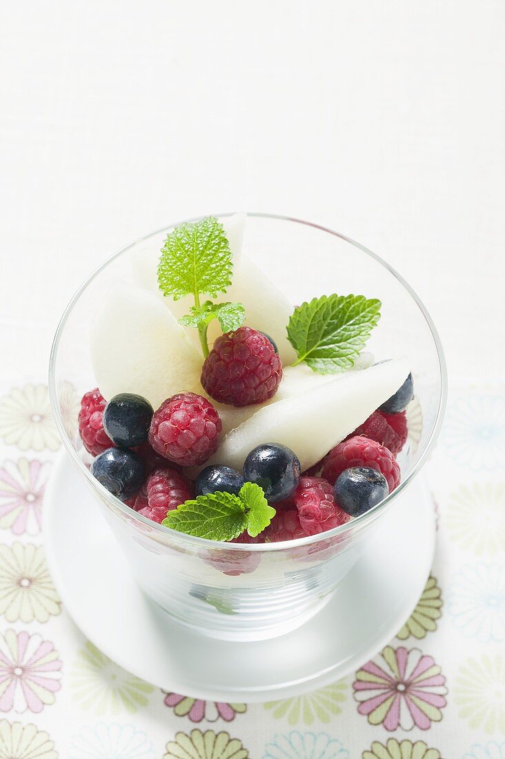 Frische Beeren mit Birnen