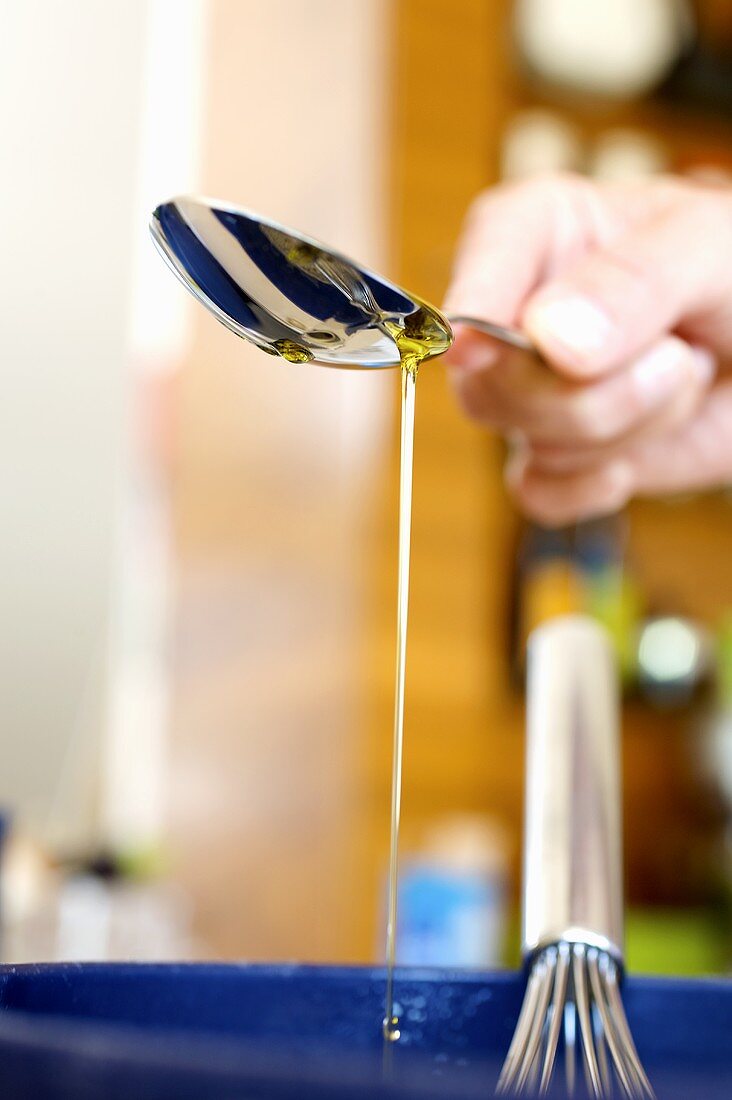 Nudelteig herstellen: Olivenöl zufügen