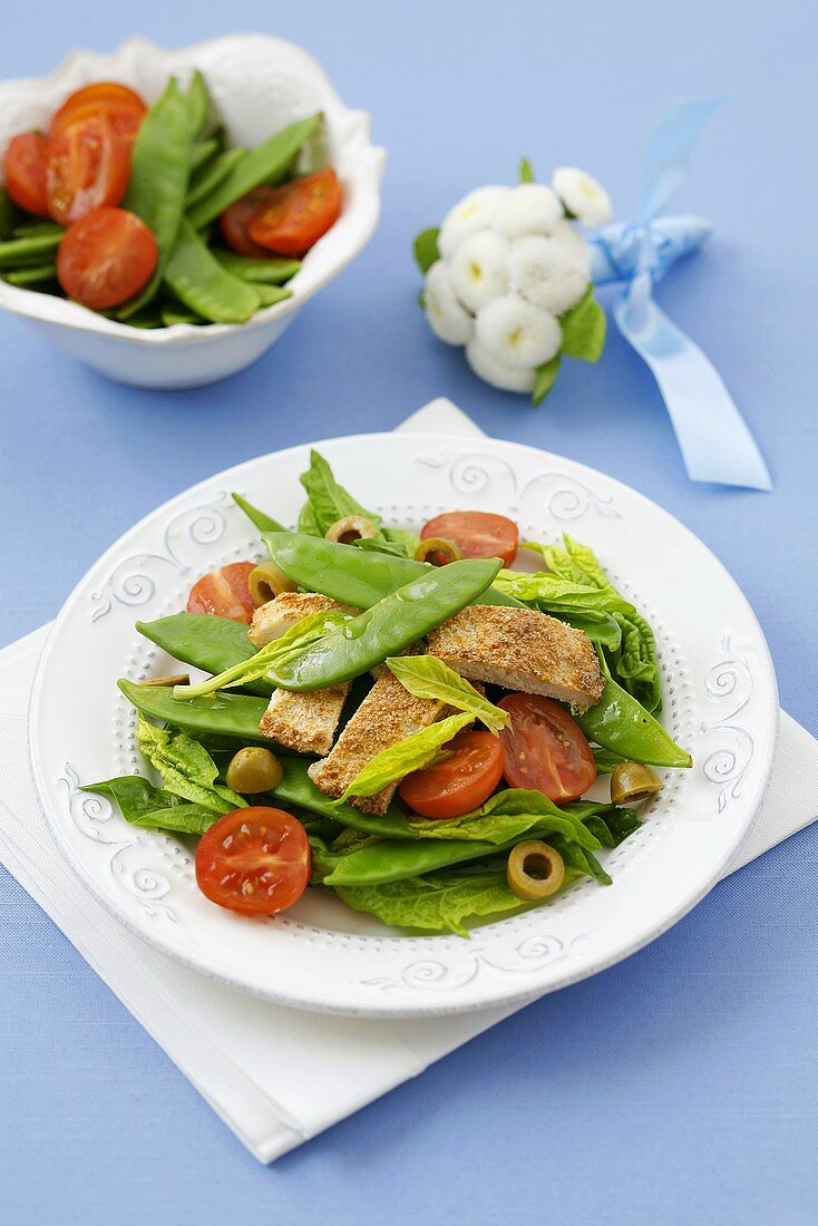 Mangetout and tomato salad with pieces of chicken