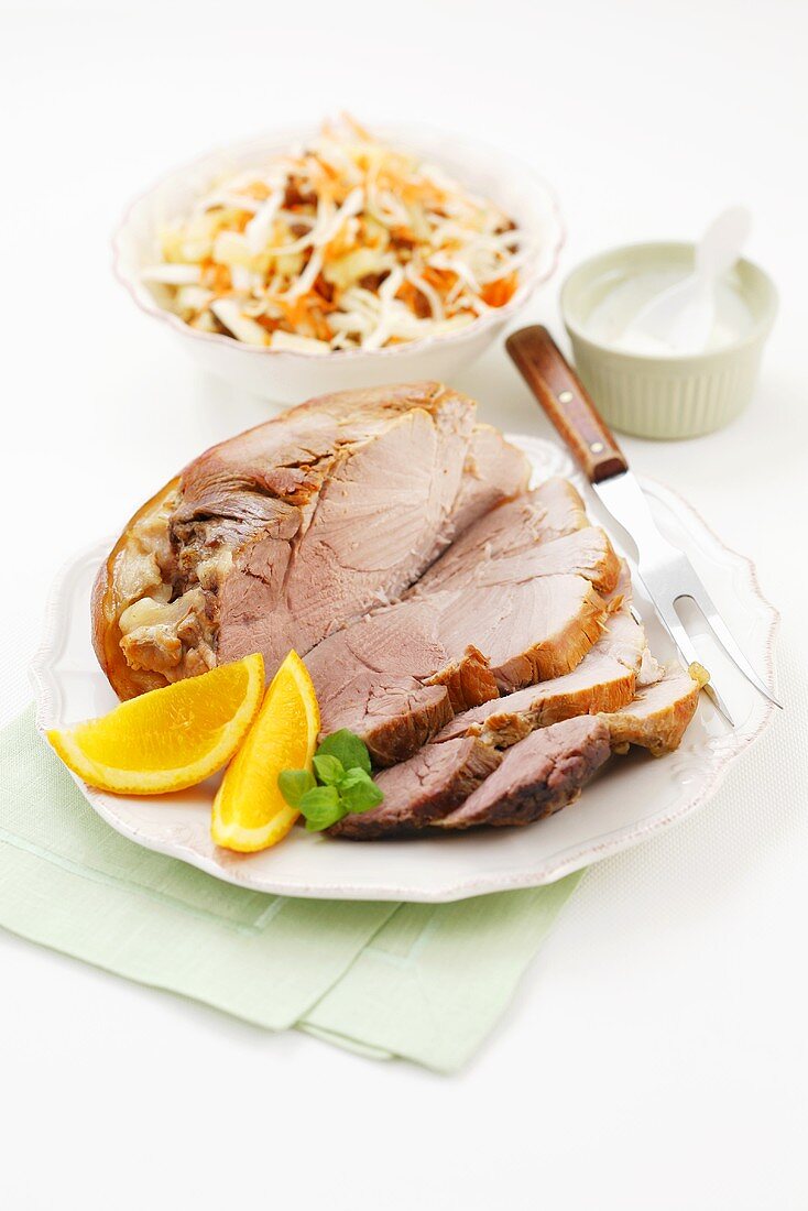 Schweinebraten mit mit Orangen, Kohlsalat