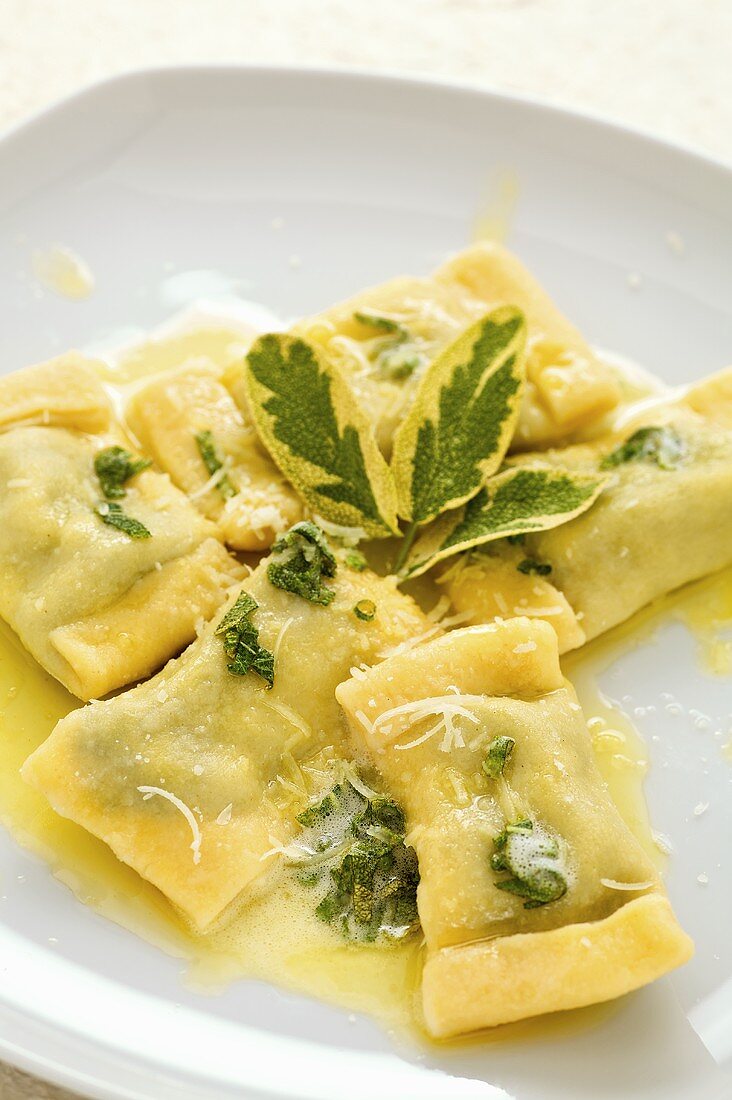 Selbstgemachte Ravioli mit Spinatfüllung in Salbeibutter