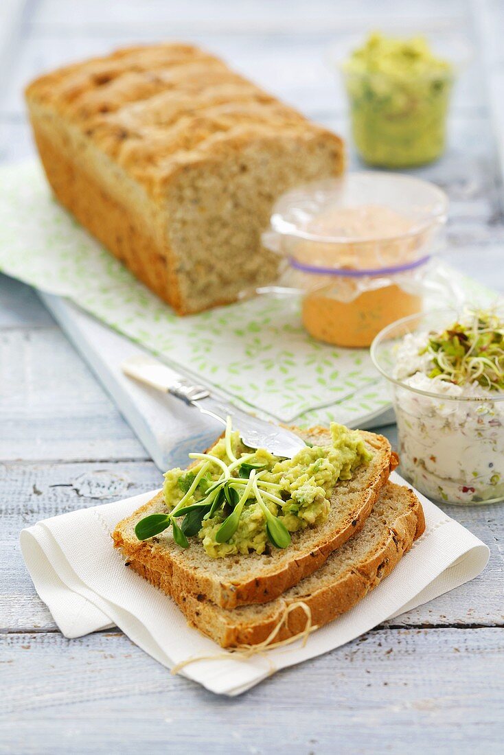 Brot mit Avocado-, Paprika- und Frischkäseaufstrich