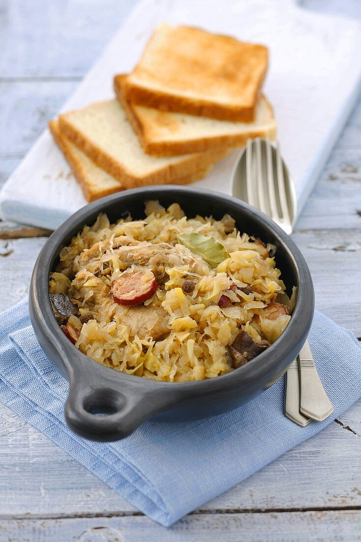 Bigos (Sauerkraut mit Fleisch und Wurst, Polen)