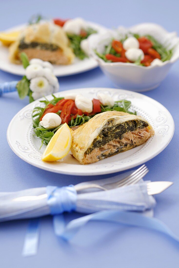 Spinat-Lachs-Strudel mit Salat