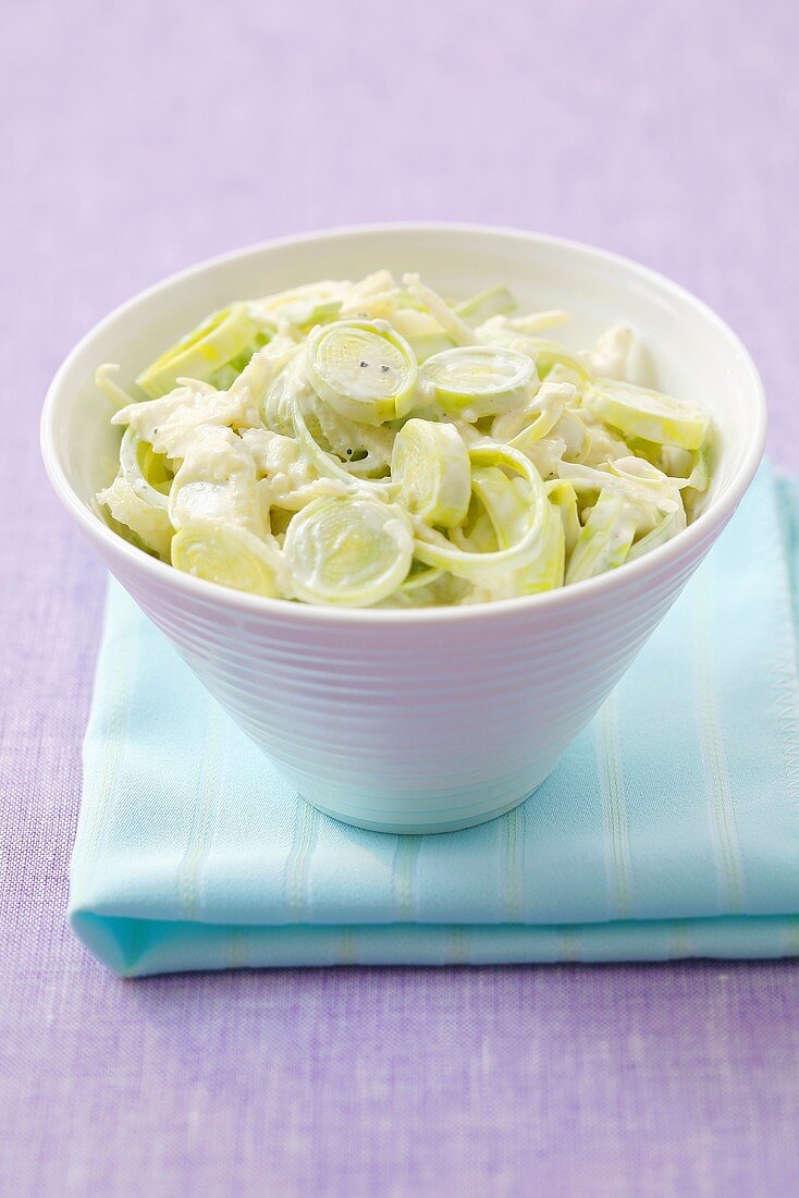 Lauchsalat mit Apfel und Mayonnaise