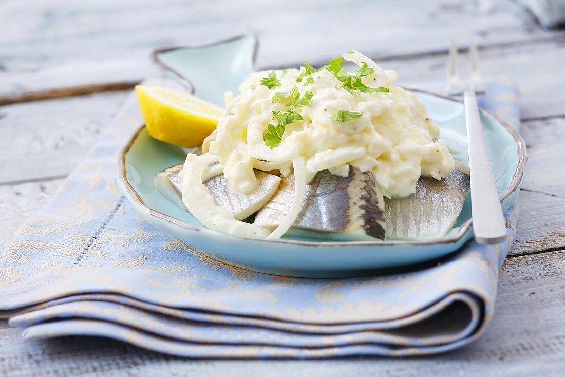 Heringe mit Apfel, Zwiebel und saurer Sahne