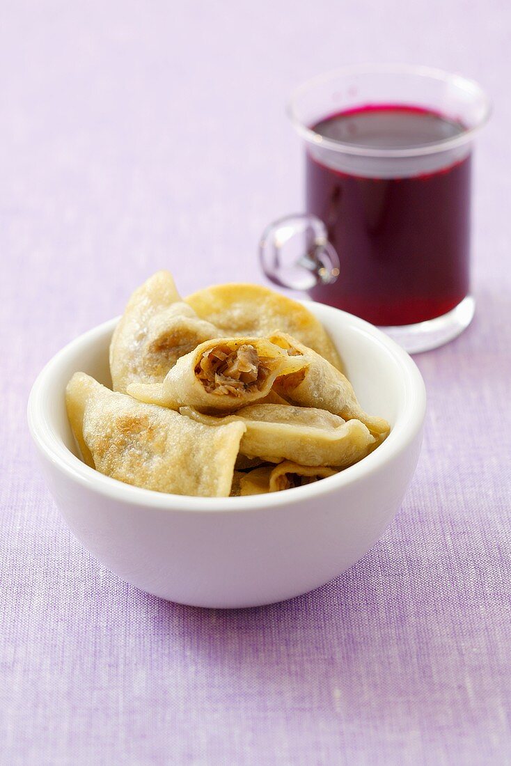 Pierogi mit Sauerkraut und Pilzen, Borschtsch im Glas