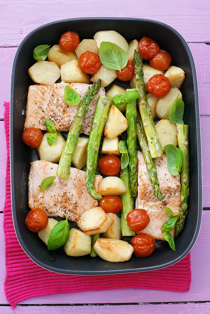 Lachs mit Kartoffeln, Spargel und Kirschtomaten in einer Bratreine